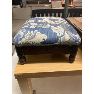 sofa azul de 2 plazas con taburete