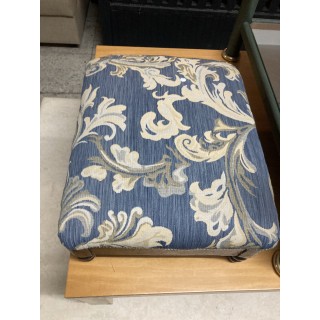 sofa azul de 2 plazas con taburete