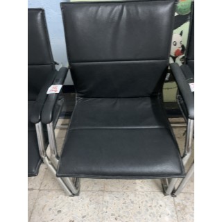 silla de metal y cuero