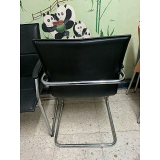 silla de metal y cuero