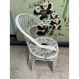 silla de jardín de mimbre blanca
