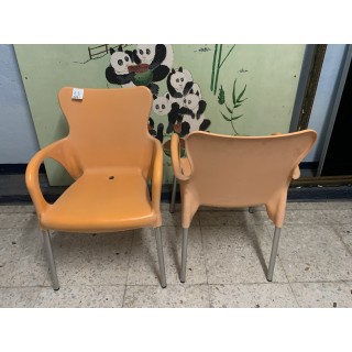 2 sillas de plastico naranja