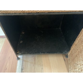 mesitas de noche de metal y ratan