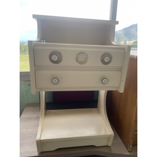 mesita de noche crema